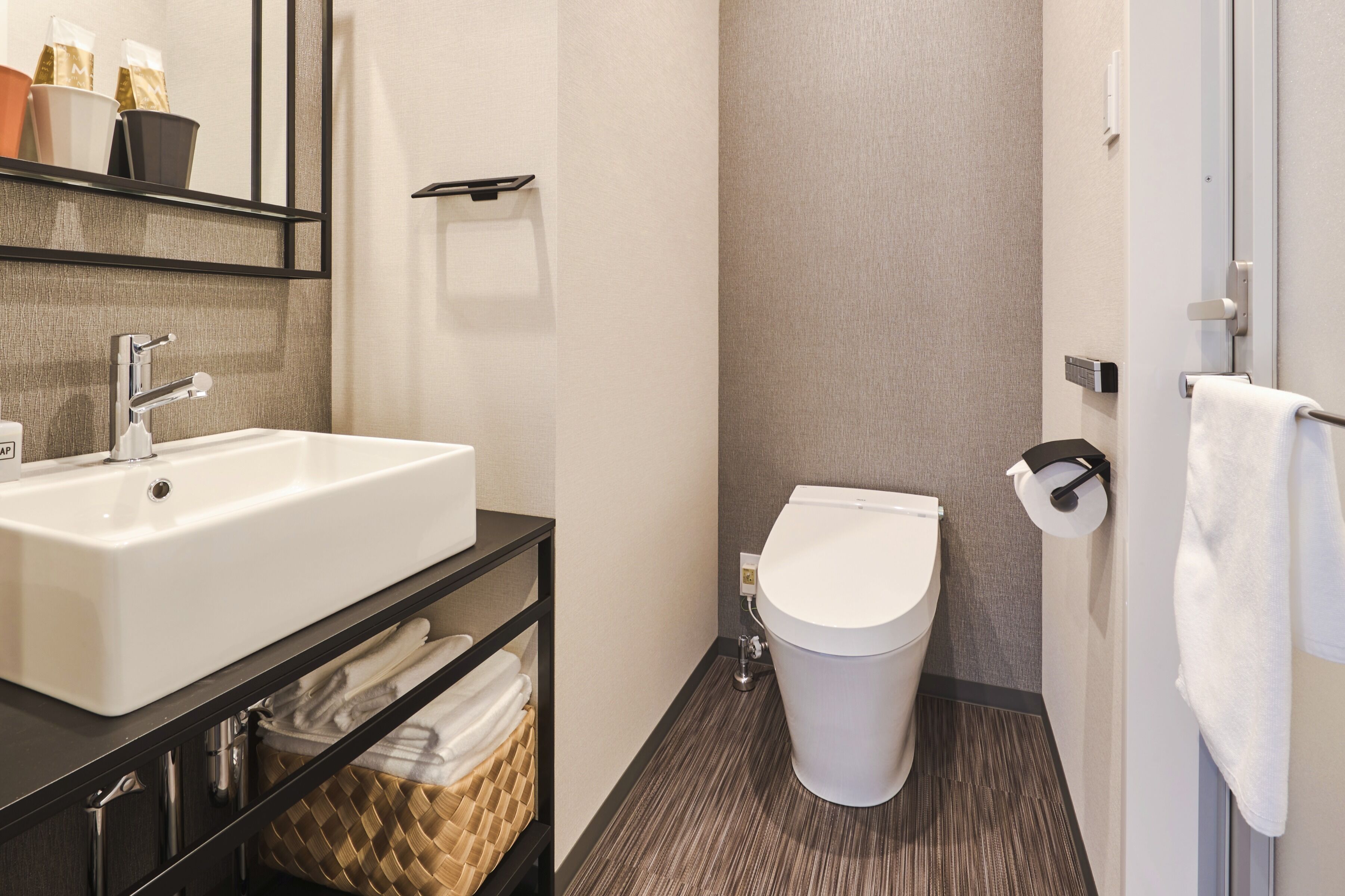 japanese western room | bathroom | combined shower/bathtub, deep-soaking bathtub, free toiletries