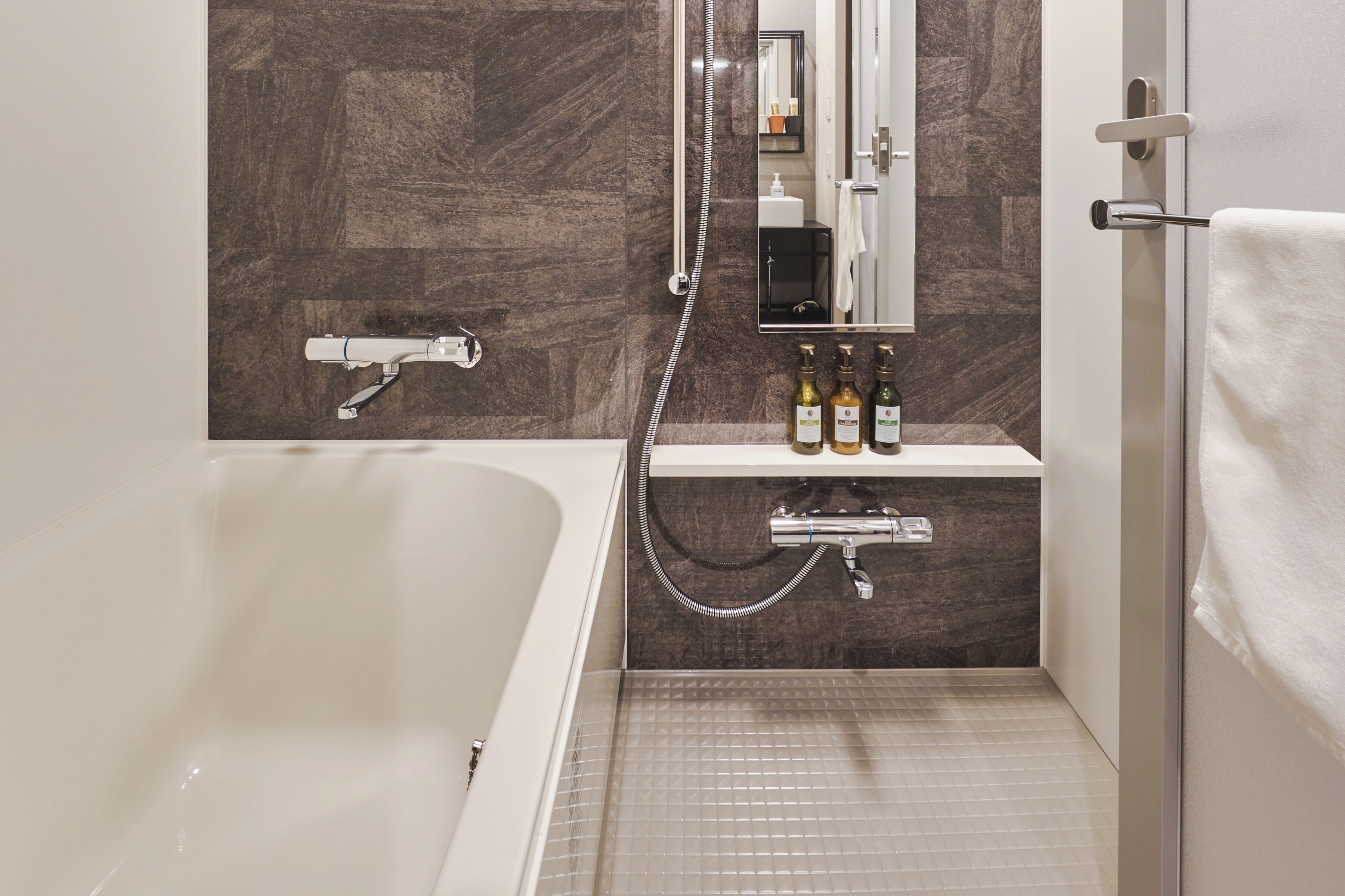 japanese western room | bathroom | combined shower/bathtub, deep-soaking bathtub, free toiletries