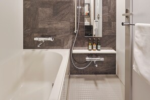 Japanese Western Room | Bathroom | Combined shower/tub, deep soaking tub, free toiletries, hair dryer - M’s Hotel Gojo Naginatagiri (Kyoto)
