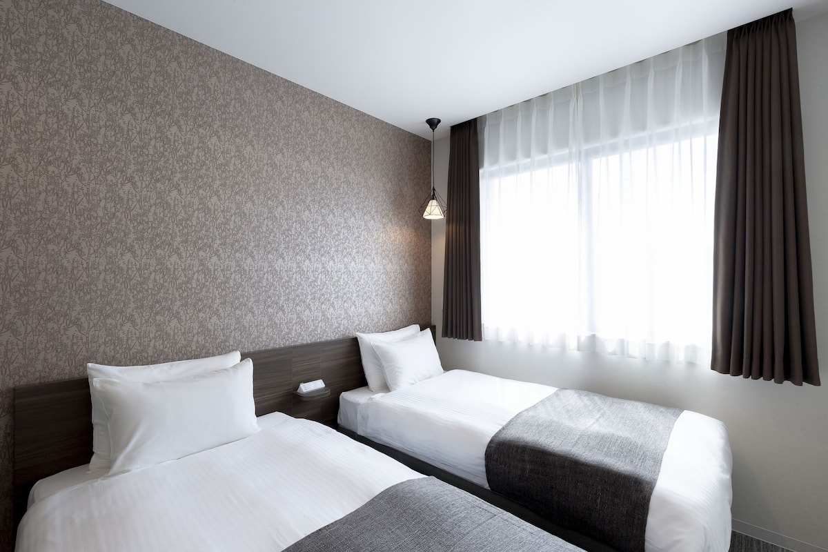 Twin Room | Down comforters, iron/ironing board, free WiFi, bed sheets
