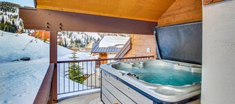 Ski-in/ski-out Schweitzer Mountain home w/ private hot tub - walk to lifts