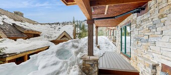 Schweitzer Mountain ski-in/ski-out townhome w/ private hot tub & lake view