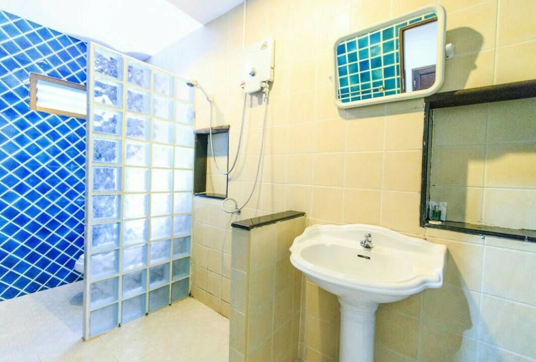family quadruple room | bathroom | shower, hydromassage showerhead, free toiletries, hair dryer