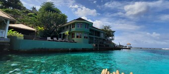 Amazing Location w/Oceanview! Walk to town, beach, & dinner.