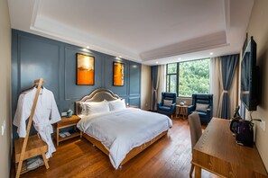 ห้องคอมฟอร์ทดับเบิล | เครื่องนอนระดับพรีเมียม, ผ้านวมขนเป็ด, โต๊ะทำงาน, ผ้าม่านกันแสง