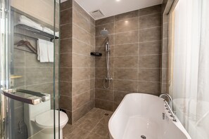 ห้องคอมฟอร์ทดับเบิล | ห้องน้ำ | ของใช้ในห้องน้ำฟรี, ไดร์เป่าผม, รองเท้าสวมภายในห้อง, ผ้าเช็ดตัว