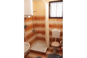 Een douche, handdoeken