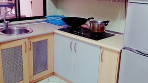Căn hộ Tiêu chuẩn, 3 phòng ngủ, quang cảnh thành phố | Bếp riêng | Tủ lạnh, bếp nấu, nồi cơm, dụng cụ nấu nướng/bát dĩa/dao nĩa 
