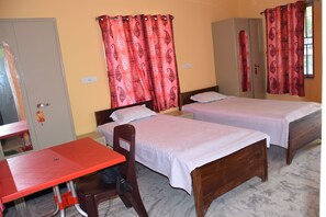 Standard-Doppelzimmer, 2 Einzelbetten | 1 Schlafzimmer, Zimmersafe, individuell eingerichtet, kostenloses WLAN