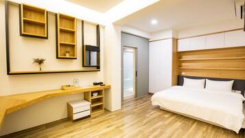 Habitación doble Deluxe, 1 cama Queen size, balcón | 1 habitación, edredón, decoración personalizada y muebles diferentes