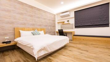 Quarto casal luxo, 1 cama Queen, sacada | Edredons de pluma, individualmente decorados, individualmente mobiliados