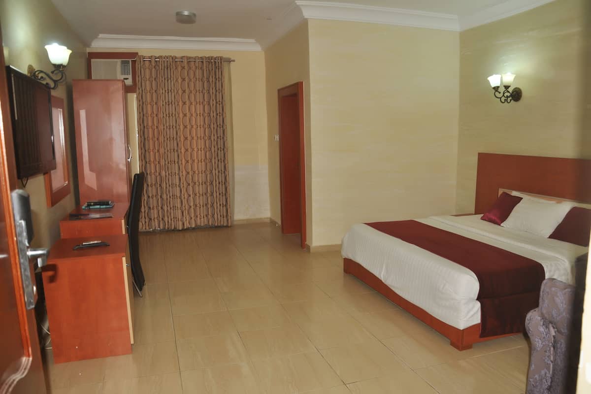 Executive Room, 1 King Bed, City View