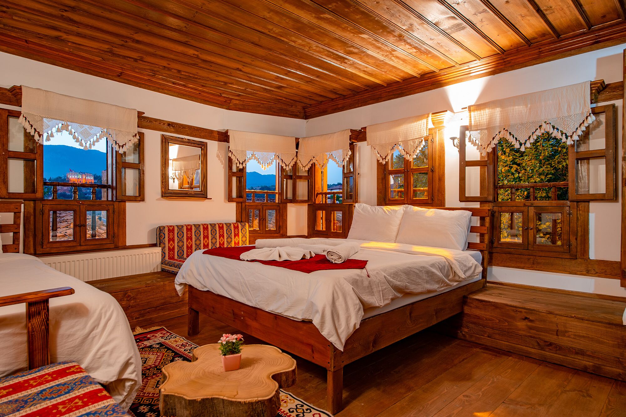 Triple Room  | أغطية فراش متميزة وستائر تعتيم وتجهيزات عازلة للصوت وواي فاي مجانًا
