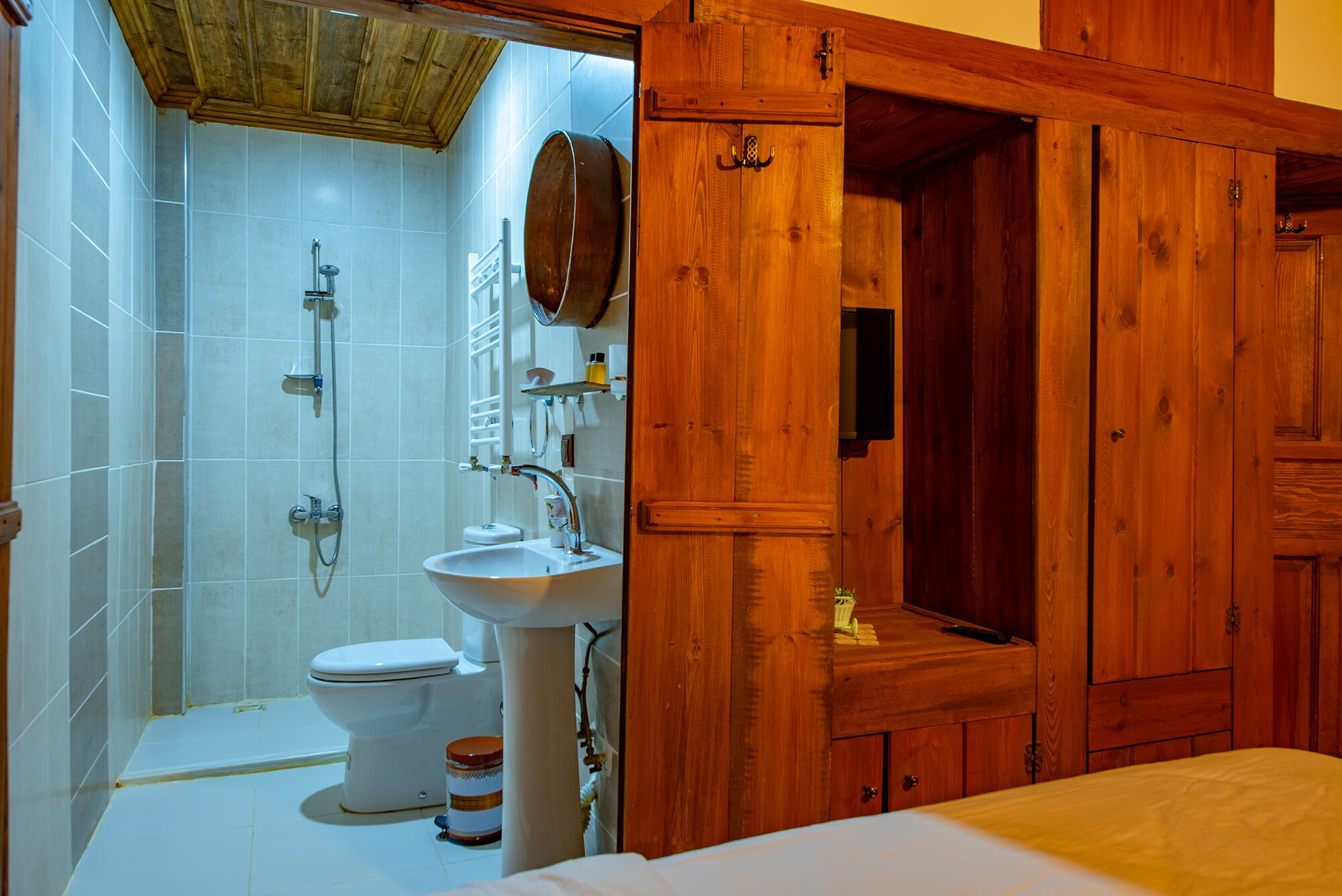 triple room  | bathroom | separate bathtub and shower, free toiletries, hair dryer, bathrobes