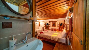 Un interior de madera con una cama, un lavamanos y un espejo.
