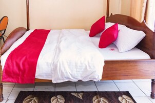 Escritorio, wifi gratis y ropa de cama 