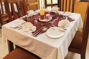 Petit déjeuner, déjeuner et dîner servis sur place