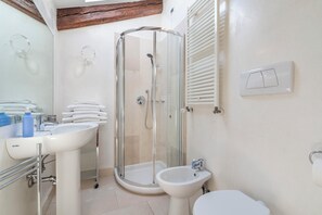 Een haardroger, een bidet, handdoeken, zeep