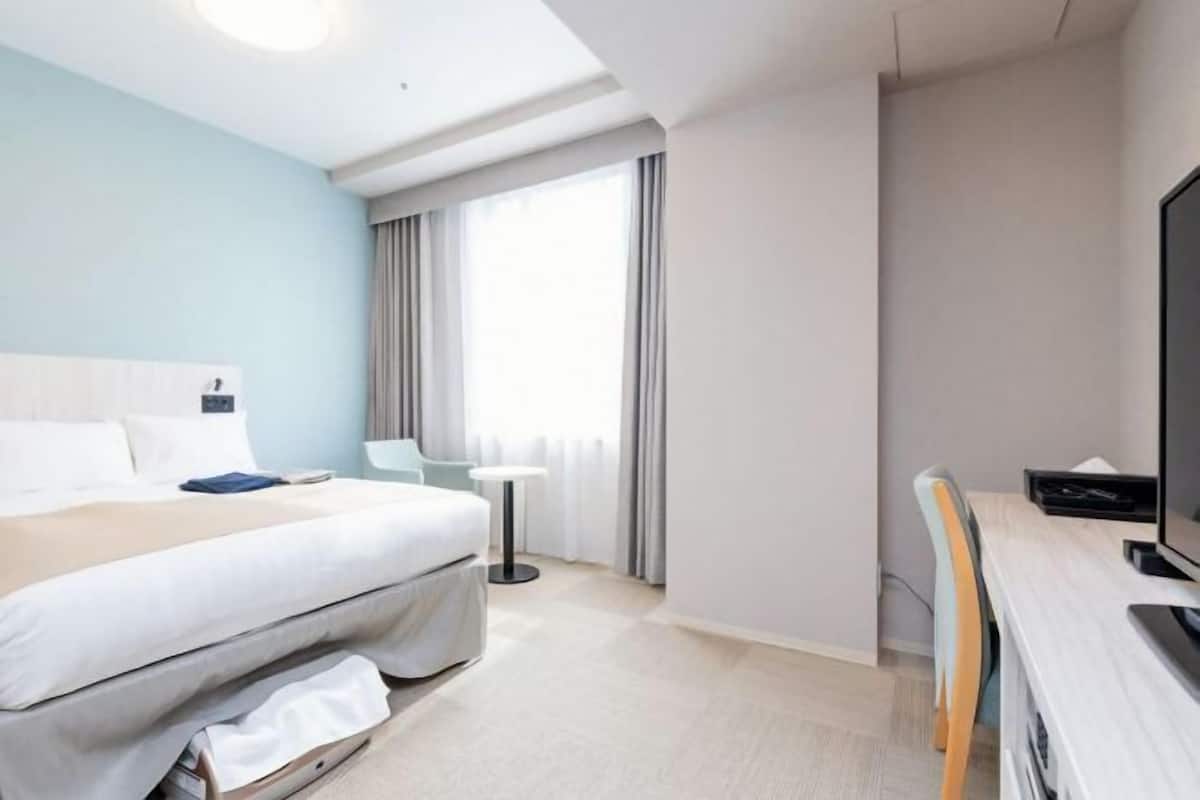 1 bedroom, in-room safe, blackout curtains, soundproofing