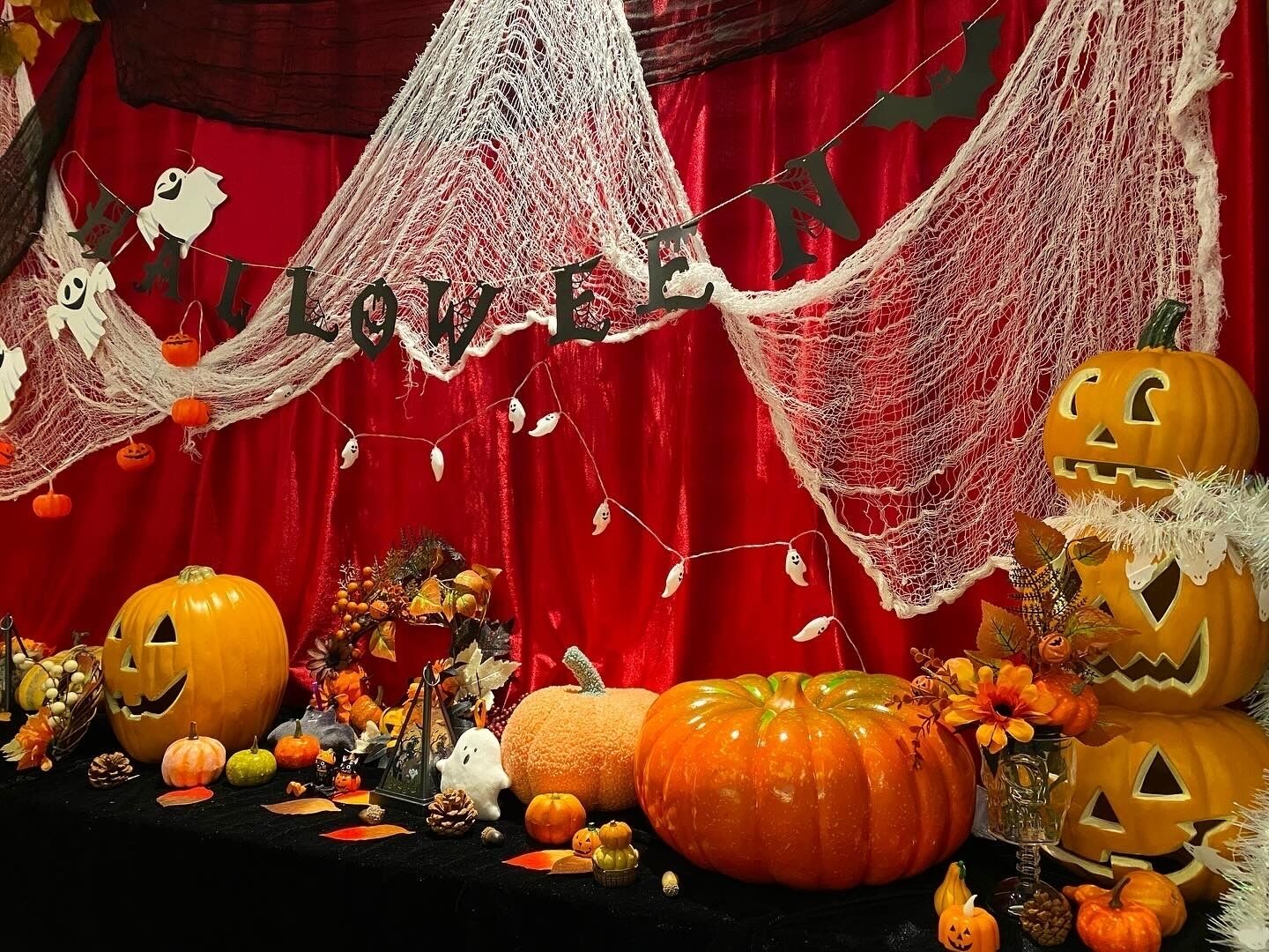 Eine Halloween-Dekoration mit Kürbissen und dekorativen Elementen.