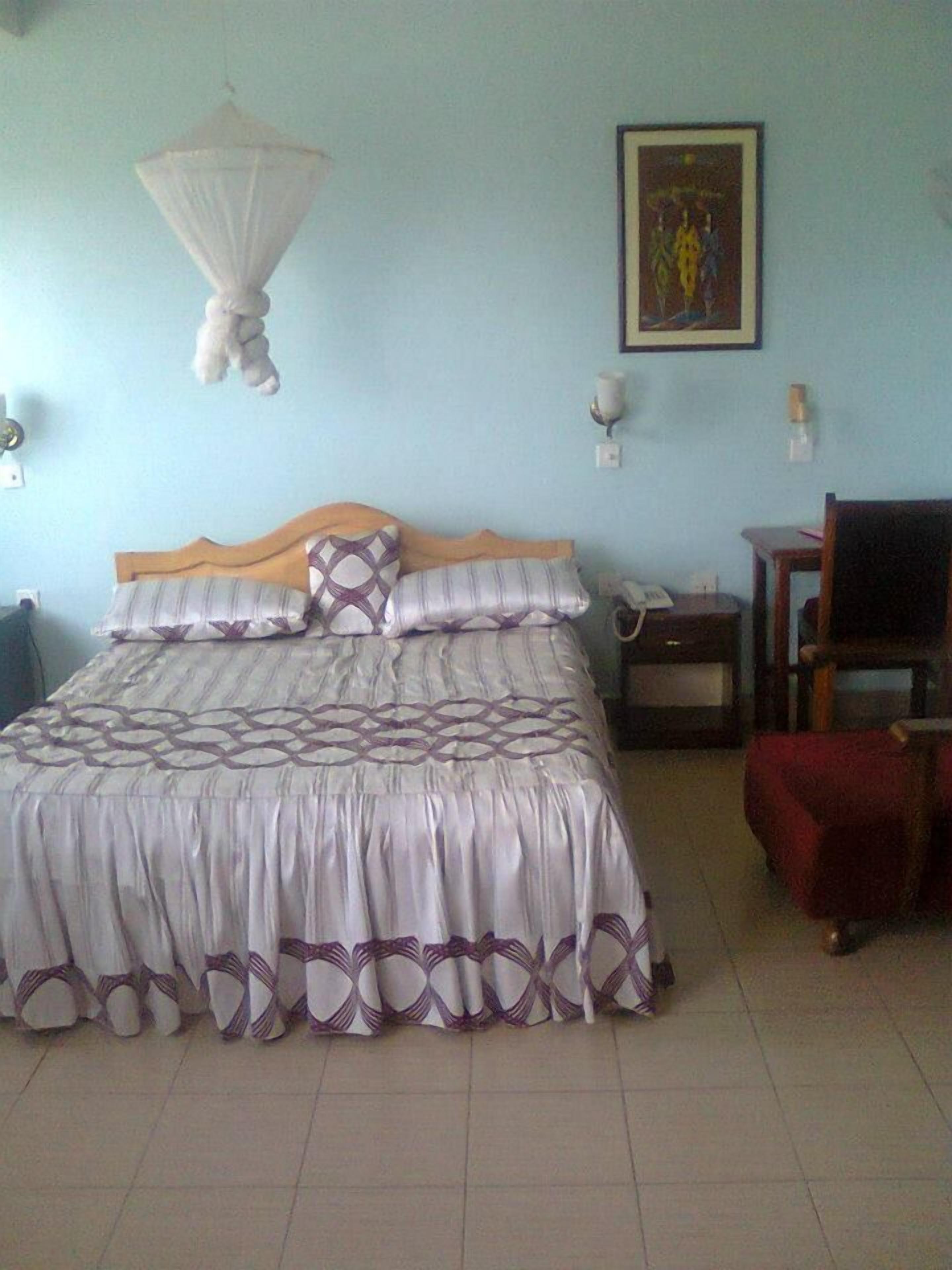 Desk, free WiFi, bed sheets