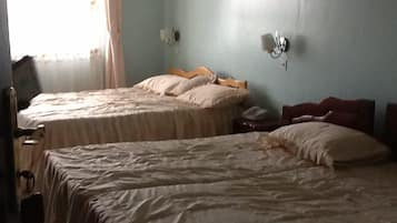 Twin Room | Desk, free WiFi, bed sheets