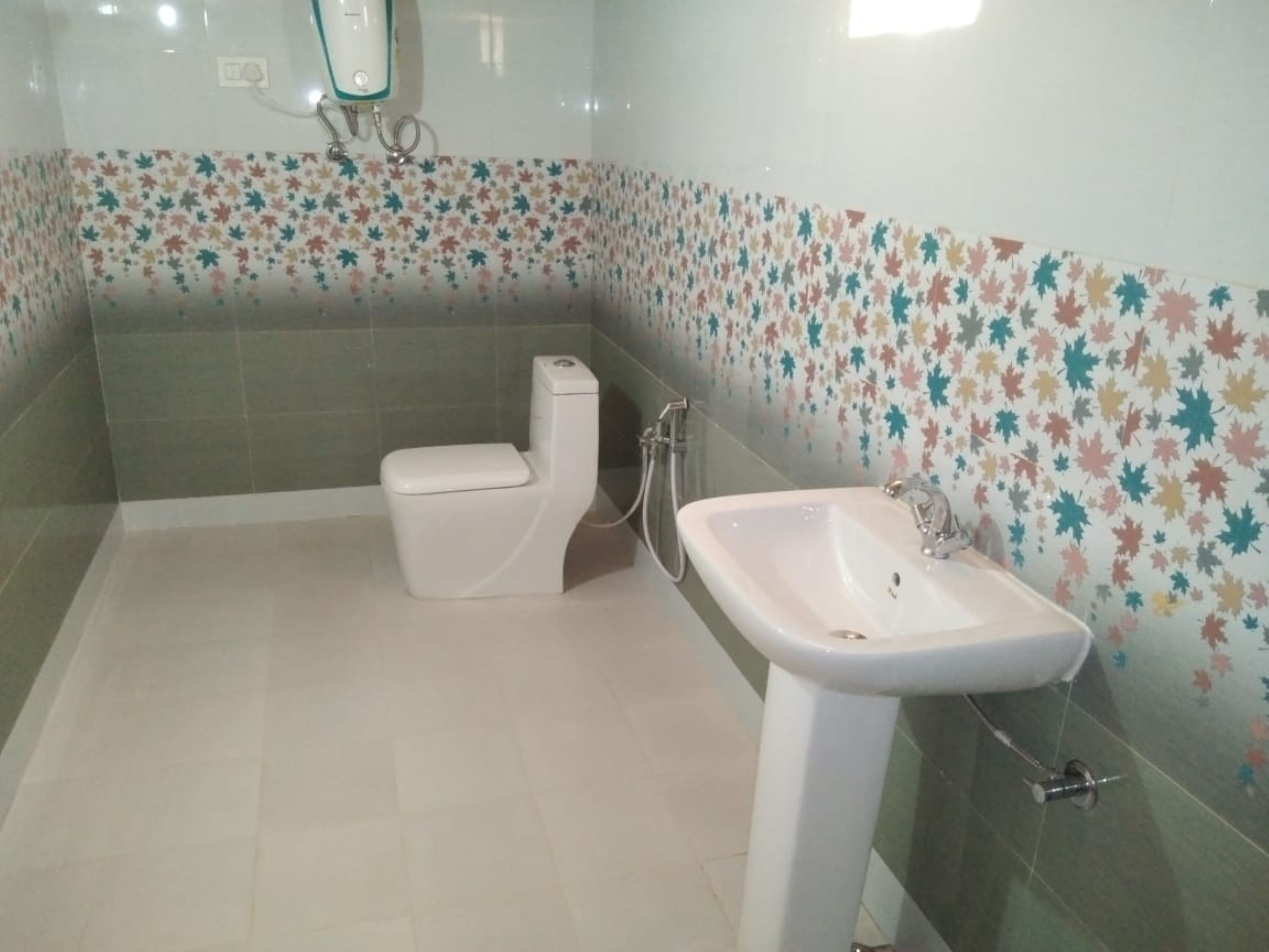 Badezimmer | Dusche, Hausschuhe, Handtücher