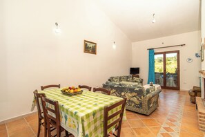 Dining - Holiday Apartment in a Quiet Location with Garden (ONIFAI)