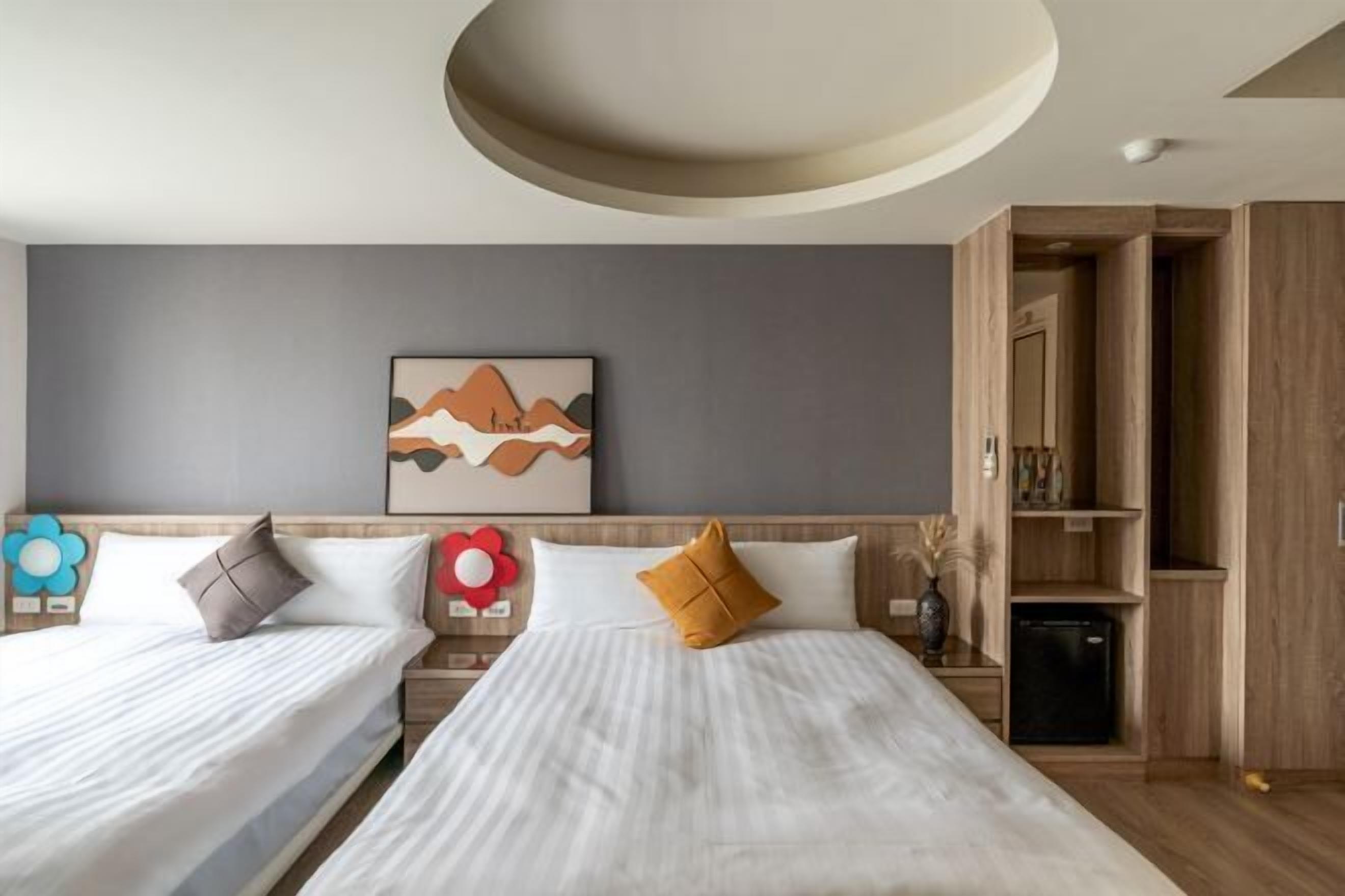 Luxe beddengoed, donzen dekbedden, een bureau, een laptopwerkplek