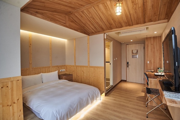 Standard-Doppelzimmer, 1 Doppelbett | Hochwertige Bettwaren, Daunenbettdecken, Schreibtisch