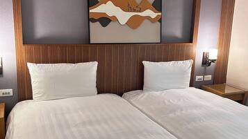 Standard Twin Room, 2 Twin Beds | Premium bedding, down comforters, desk, laptop workspace