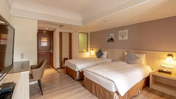 Kahden hengen standard-huone (kaksi sänkyä), 2 yhden hengen sänkyä | Ylelliset vuodevaatteet, untuvapeitot, työpöytä