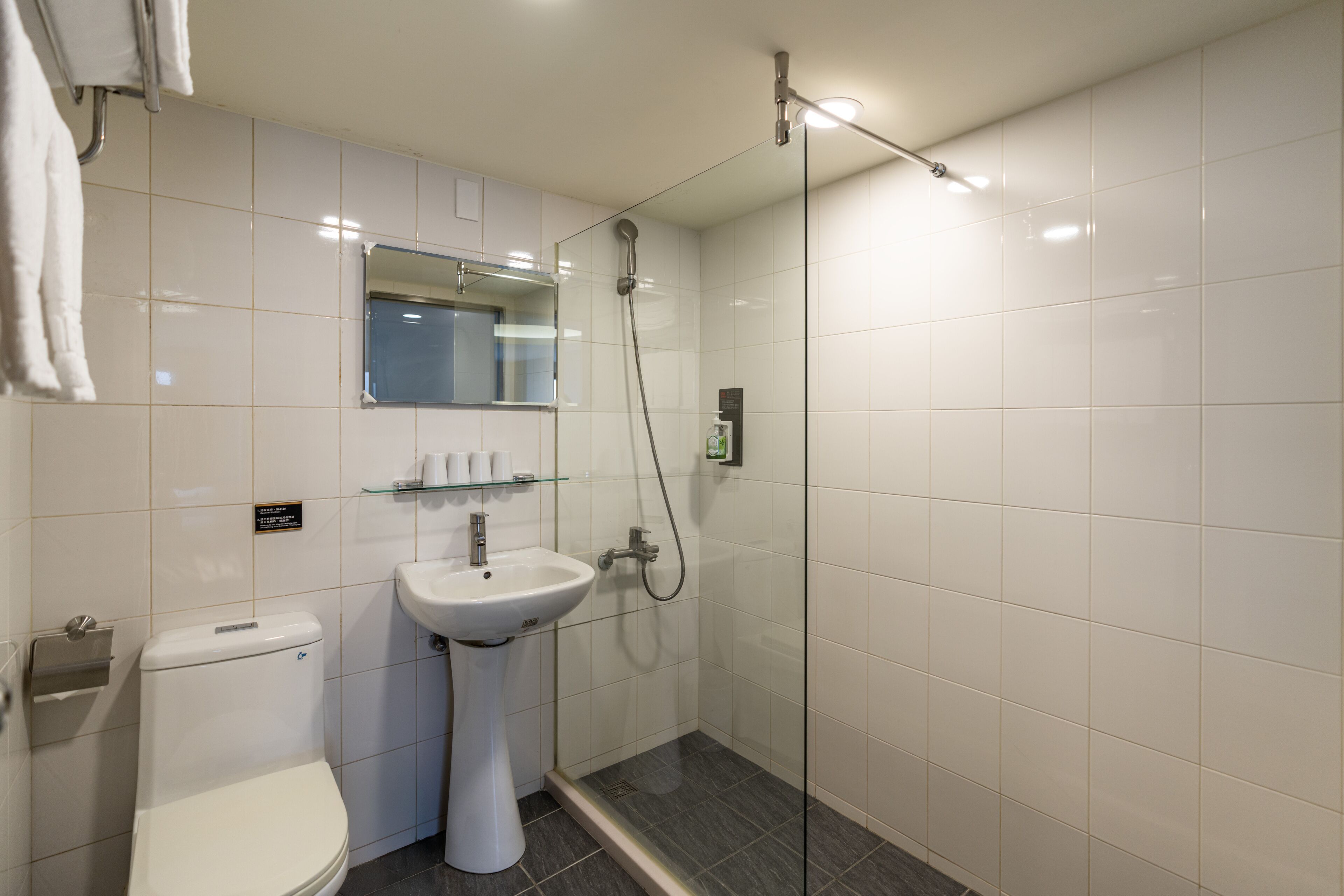Kamar Double atau Twin Standar, 1 Tempat Tidur Double atau 2 Tempat Tidur Twin | Kamar mandi | Pengering rambut, sandal, handuk, dan sampo