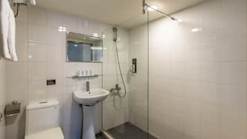 Kamar Double atau Twin Standar, 1 Tempat Tidur Double atau 2 Tempat Tidur Twin | Kamar mandi | Pengering rambut, sandal, handuk, dan sampo