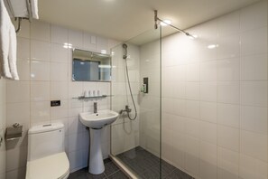 Quarto casal ou duplo standard, 1 cama de casal ou 2 camas de solteiro | Banheiro | Secador de cabelo, chinelos, toalhas de banho, shampoo