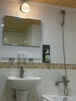 Secador de pelo, pantuflas, toallas, shampoo