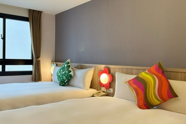 Standard-Vierbettzimmer, 2 Doppelbetten | Hochwertige Bettwaren, Daunenbettdecken, Schreibtisch