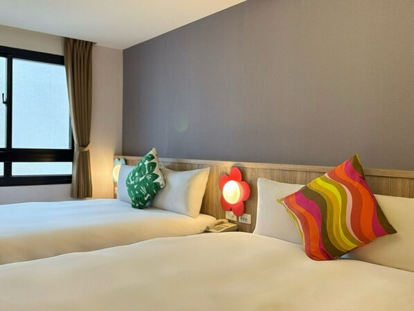 Habitación cuádruple estándar, 2 camas dobles | Ropa de cama de alta calidad, edredones de plumas, escritorio