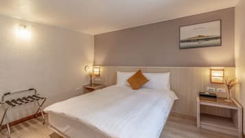 Kahden hengen standard-huone, 1 parisänky | Ylelliset vuodevaatteet, untuvapeitot, työpöytä