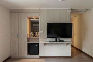 Standard Double Room, 1 Double Bed | Premium bedding, down comforters, desk, laptop workspace