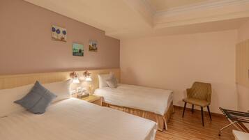 Standard trippelrum - flera sängar | Sängtillbehör av högsta kvalitet, duntäcken och skrivbord