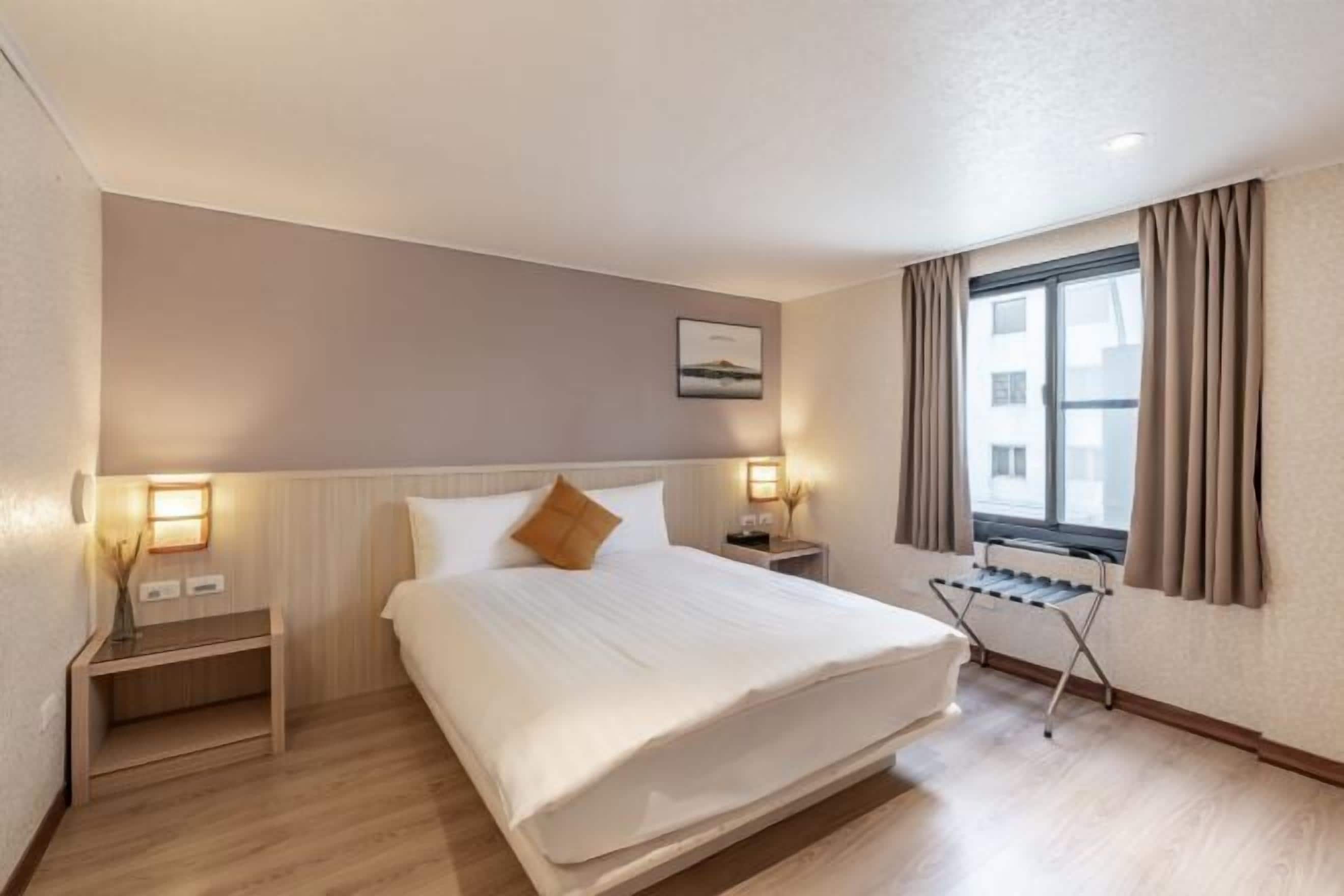 Premium bedding, down duvets, desk, laptop workspace