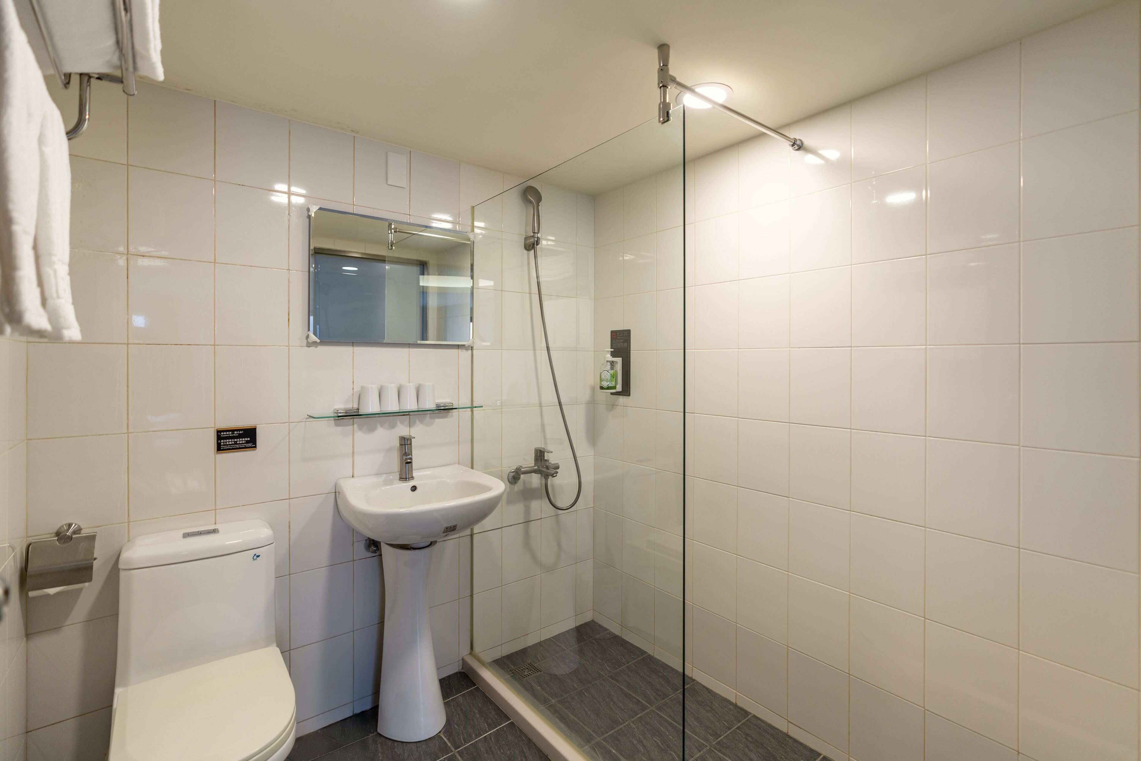 吹风机、拖鞋、毛巾、洗发水