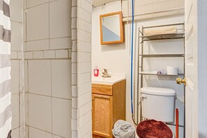 Secadora de cabello, toallas, shampoo, papel de baño