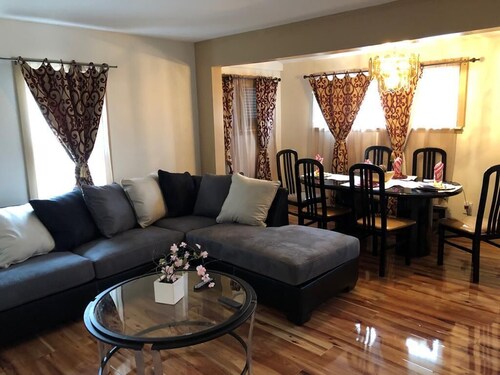 Spacious Detroit retreat near Henry Ford Museum 16 min drive