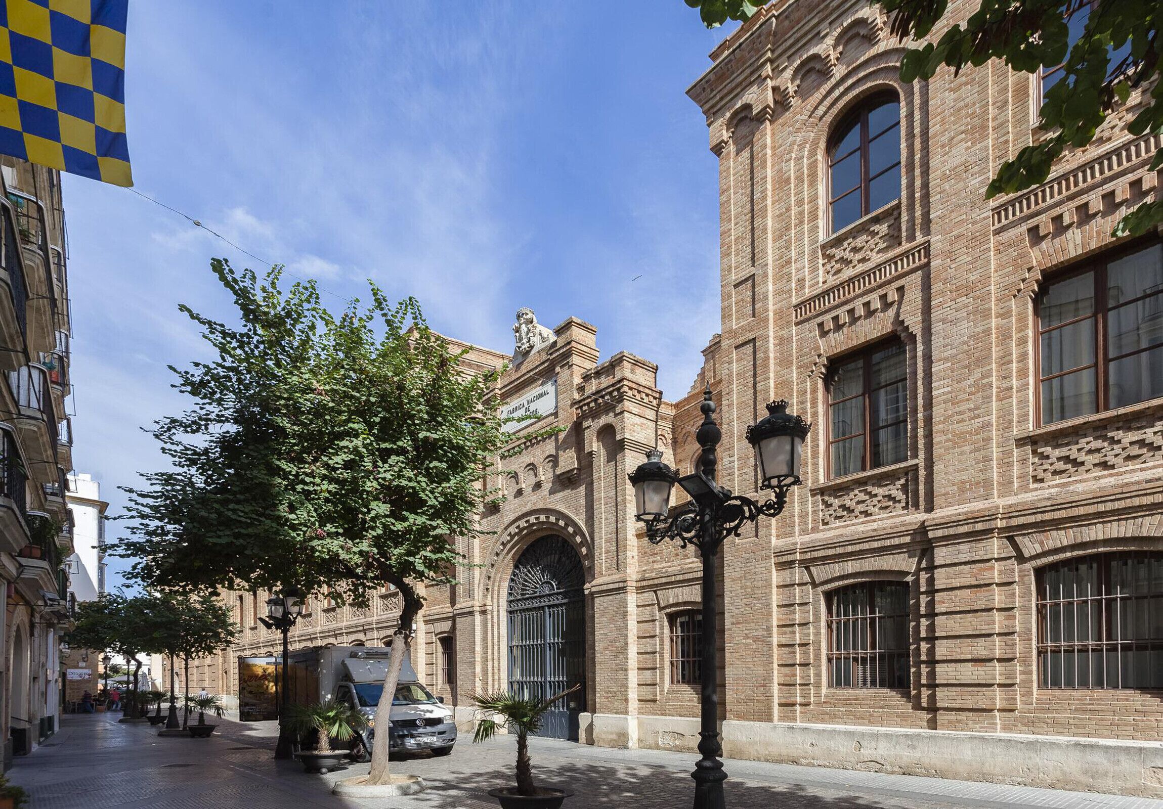 Un edificio histórico con ventanas de arco y una estatua de león.