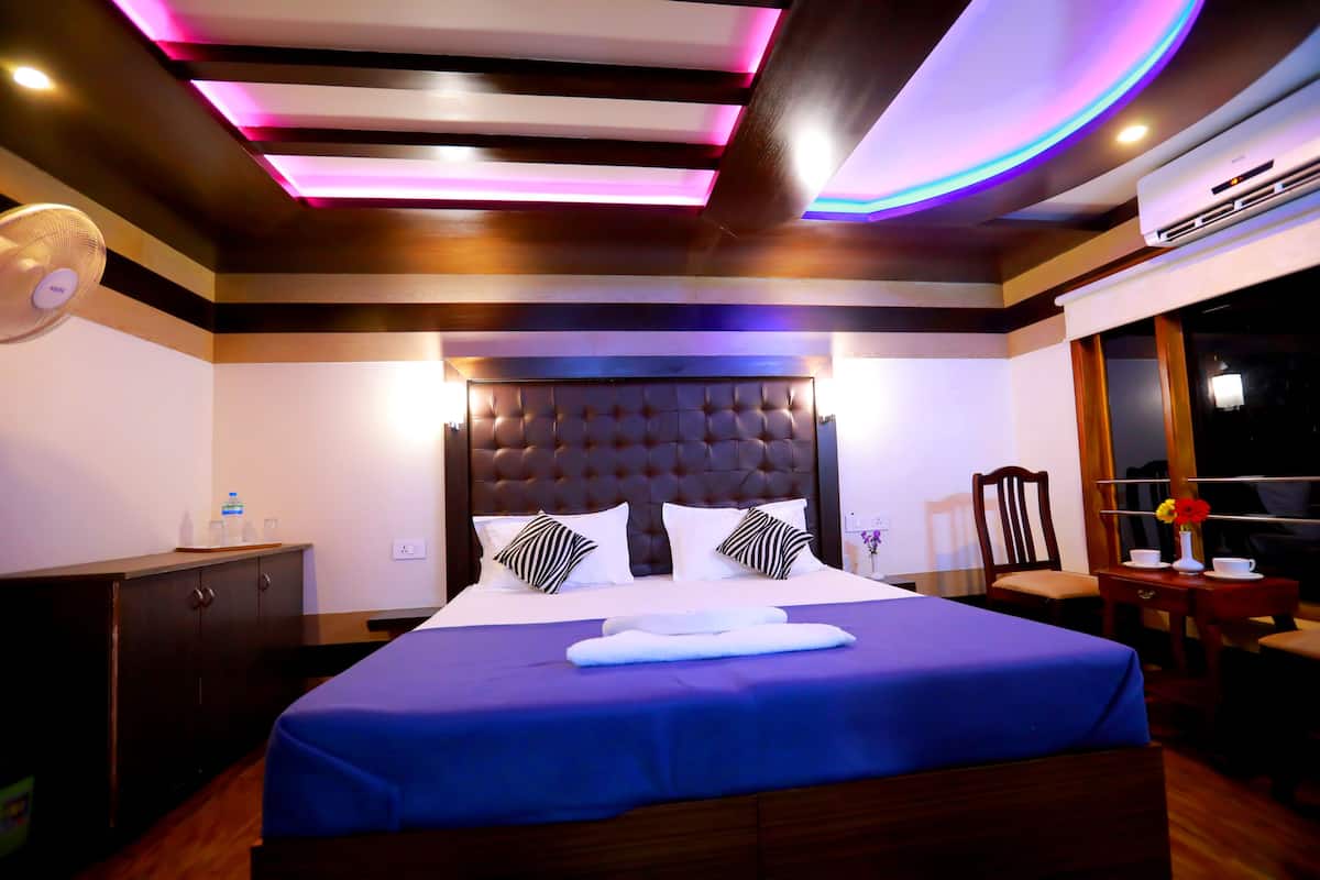 1 bedroom, bed sheets
