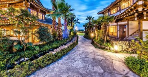 Front of property – evening/night - Jeju Hanok Hotel Hallagung (Seogwipo)