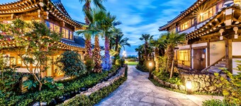 Jeju Hanok Hotel Hallagung