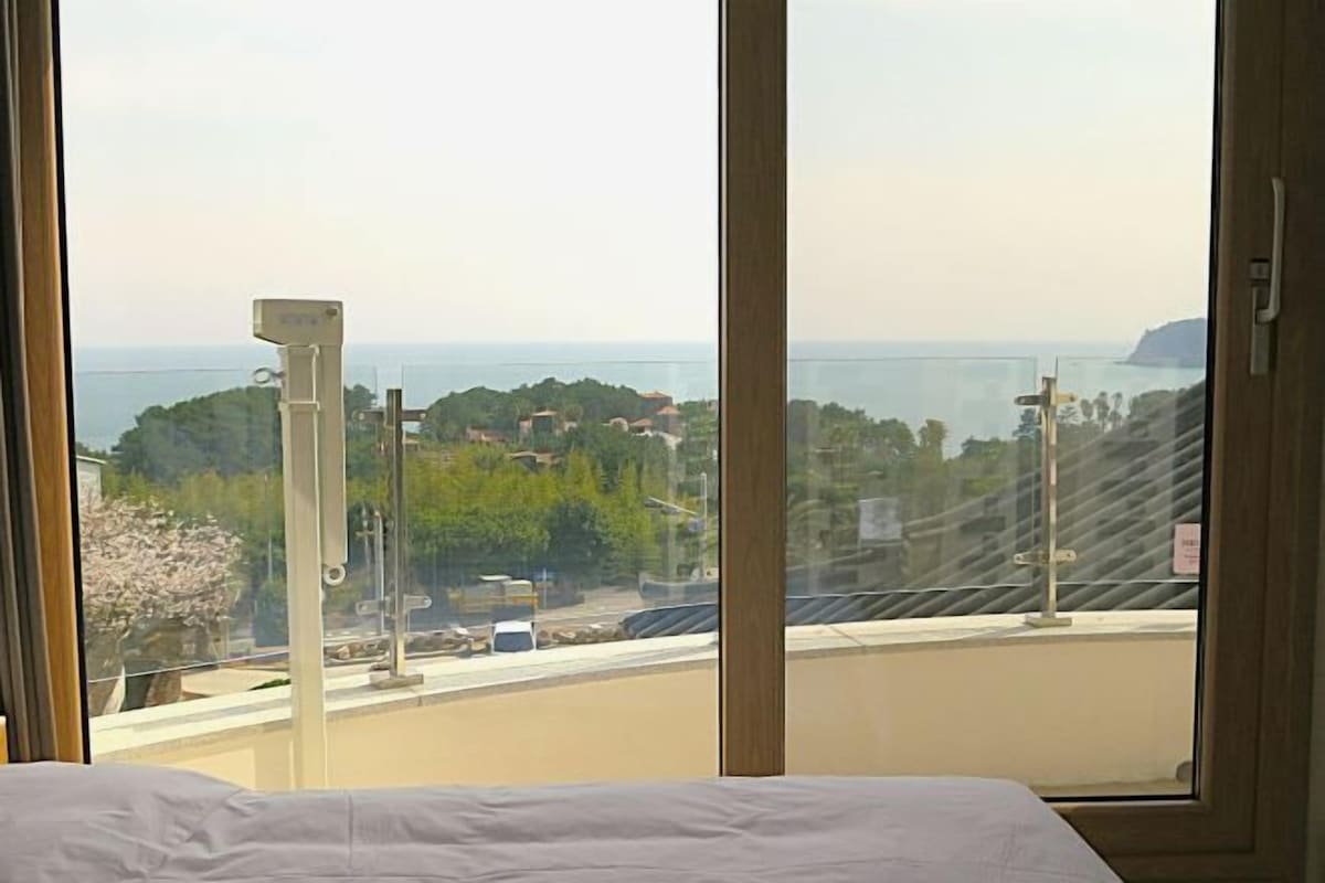 WiFi (free), bed sheets